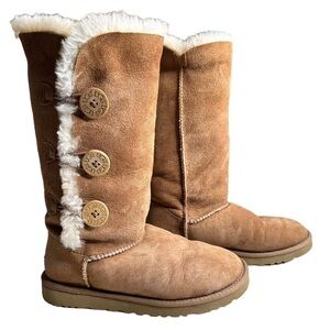 UGG Women’s  Bailey Triple Button Boots. Size 7